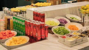 Una mesa de buffet con diversas opciones de comida y bebidas.