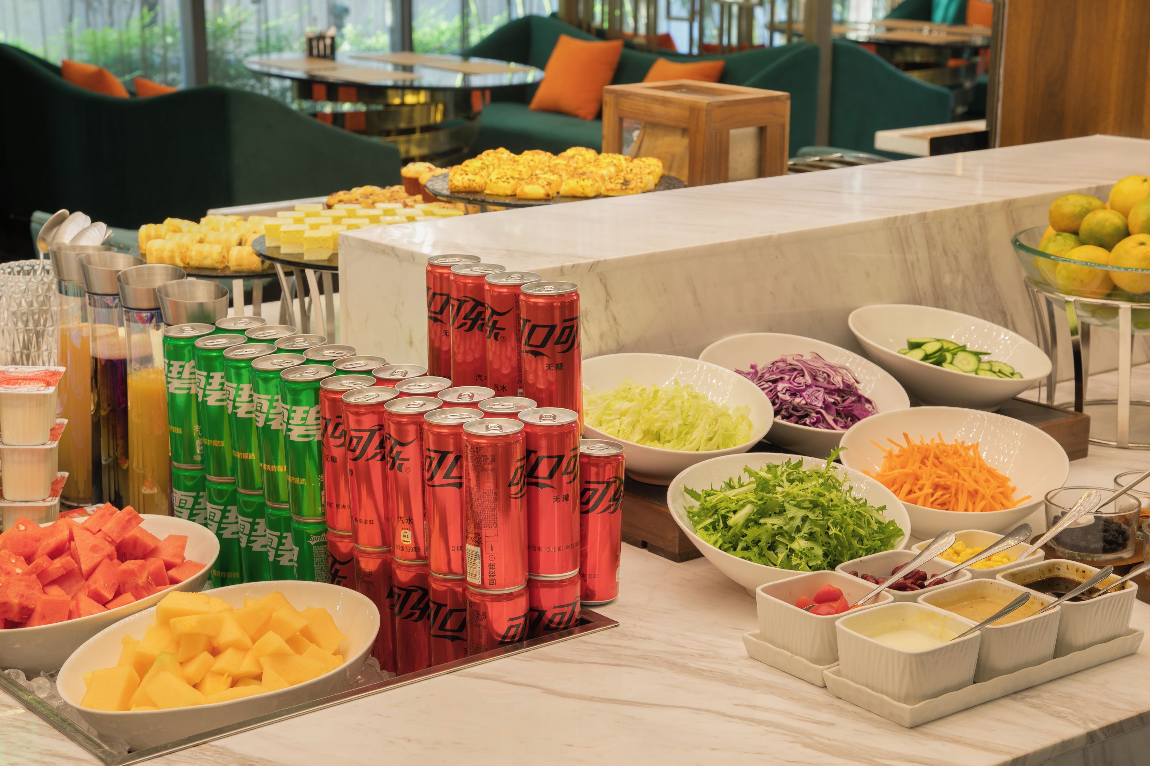 Una mesa de buffet con diversas opciones de comida y bebidas.