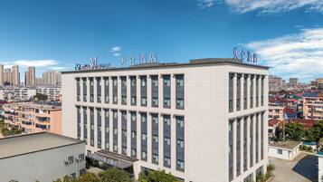 Un edifici d'hotel modern amb façana plana, nombroses finestres i indicadors que mostren que és l'Hotel Madison.