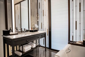 豪华湖景阁套房 | 浴室 | 免费洗浴用品、吹风机、浴袍、拖鞋