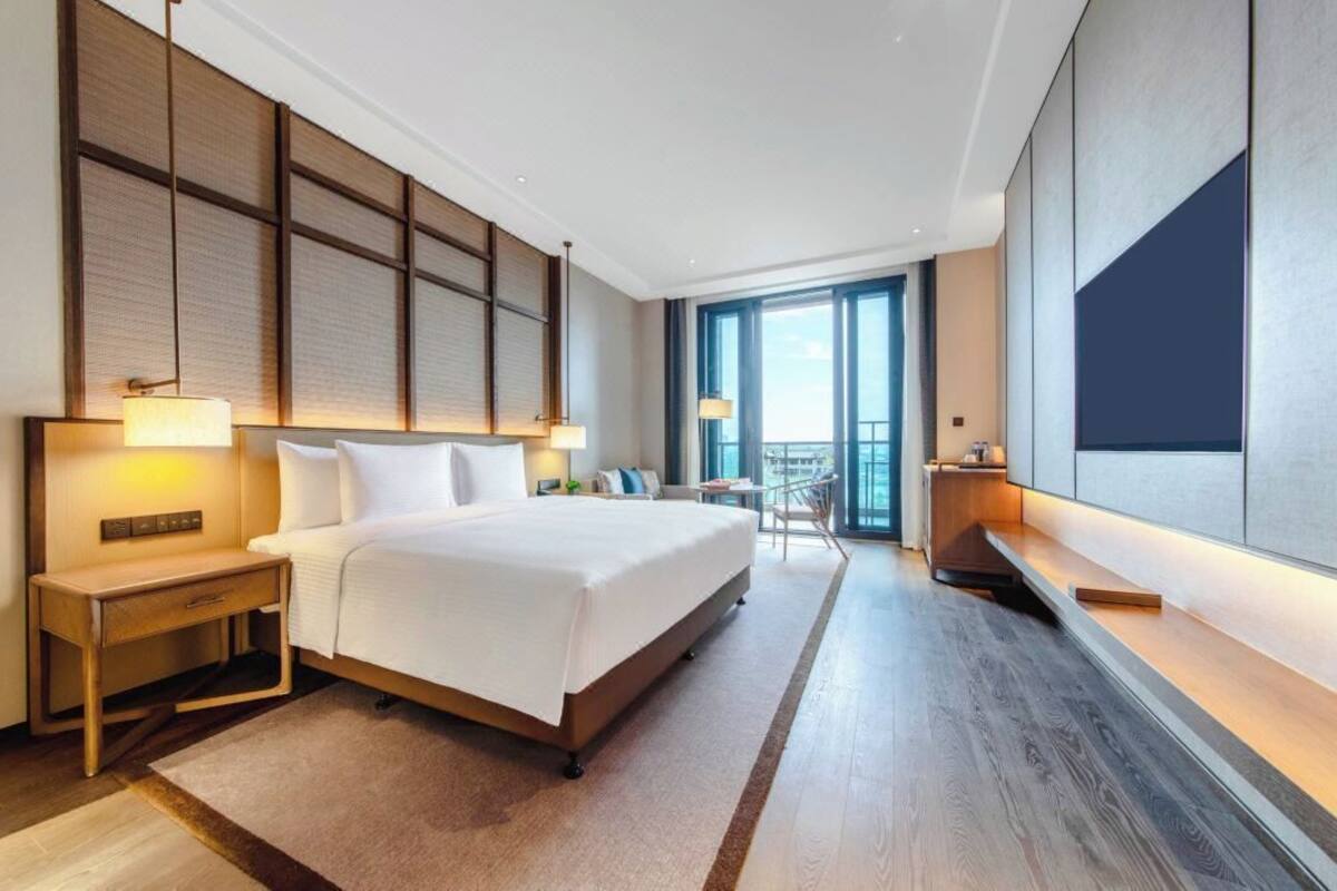 Premium bedding, down comforters, minibar, in-room safe