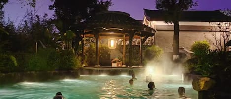 Hot tub, hydrotherapy, aromatherapy, body scrubs, 3 treatment rooms