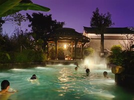 Una bañera de hidromasaje, hidroterapia, aromaterapia