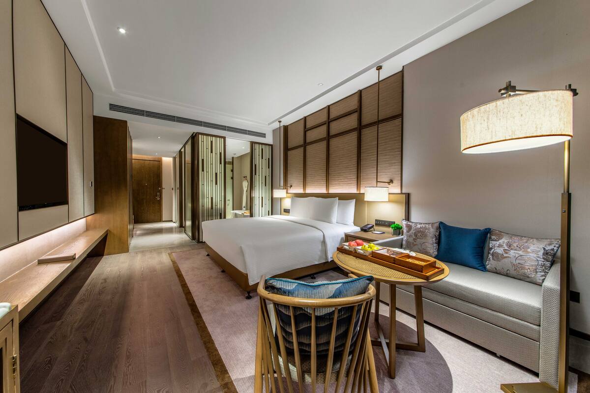 Premium bedding, down comforters, minibar, in-room safe