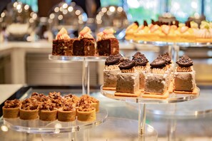朝食 (ビュッフェ)、毎日提供 (無料)