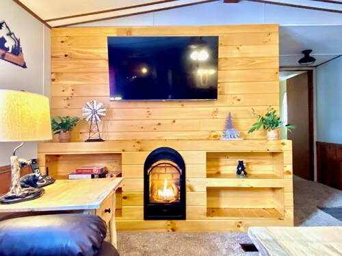 2 bedroom in Logan Ohio, Hocking Hills, Luxury Hot Tub, King Size Bed, Fire-pit