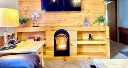 2 bedroom in Logan Ohio, Hocking Hills, Luxury Hot Tub, King Size Bed, Fire-pit