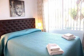 3 bedrooms, iron/ironing board, travel cot, free WiFi - Ground floor in a front lien beach location (Estepona)