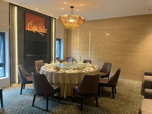 Comedor con una mesa redonda dispuesta para seis personas, rodeada de seis sillas.
