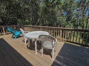 Outdoor dining - L'ESCALE - Soak in the summer sun this oceanside 4 BR home! (Southern Shores)