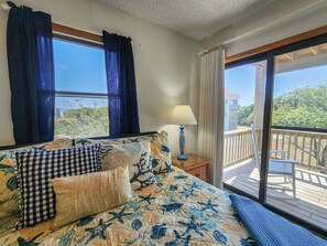 4 bedrooms, internet, bed sheets - Four Sandy Paws - Charming, home away from home, for you and you four-legged friend! (Duck)