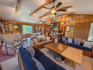 Fernseher, Kamin, DVD-Player, Bücher