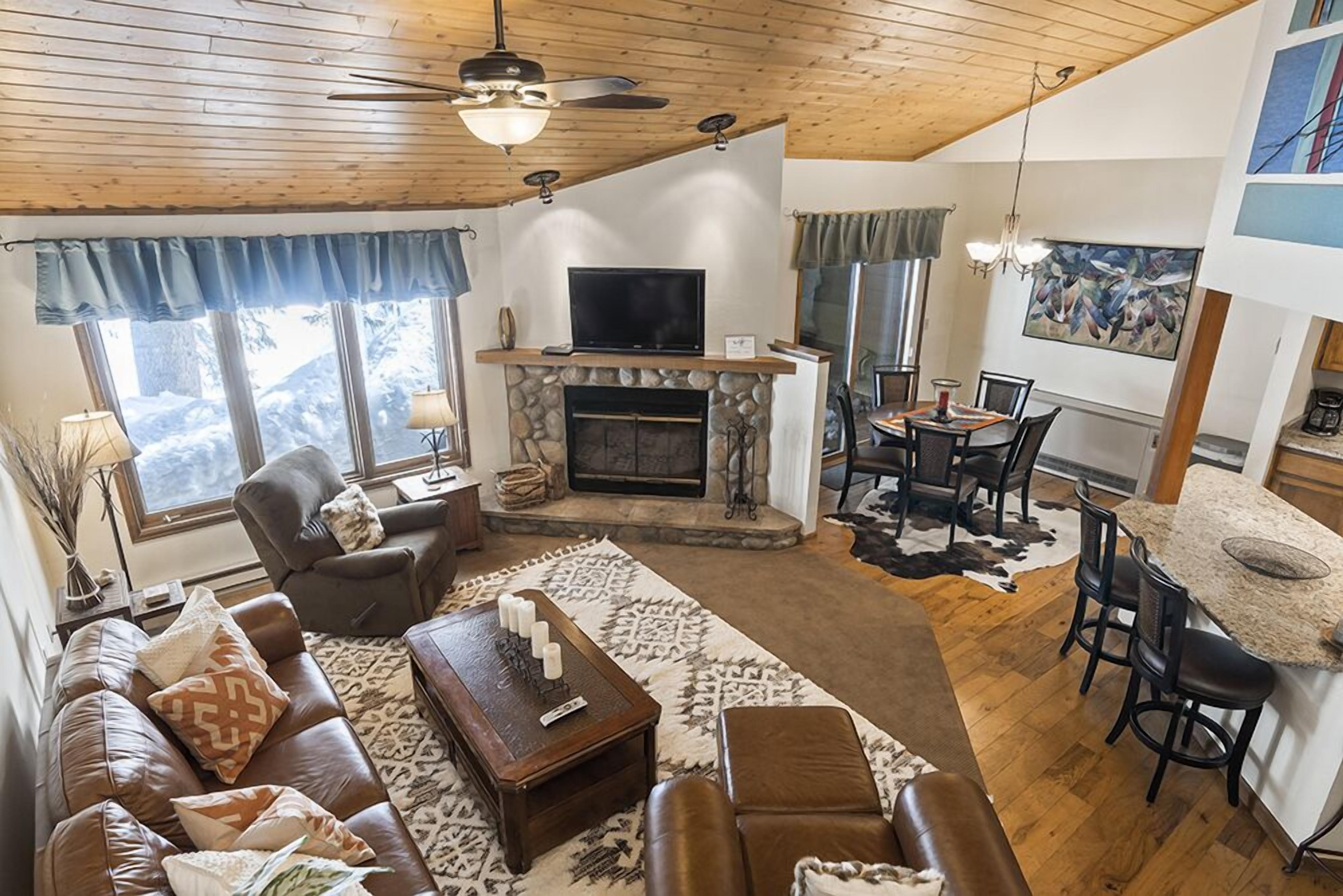 New Listing! Fantastic Townhome, Wood Burning Fireplace, Public Hot Tub, Views, Private Deck.