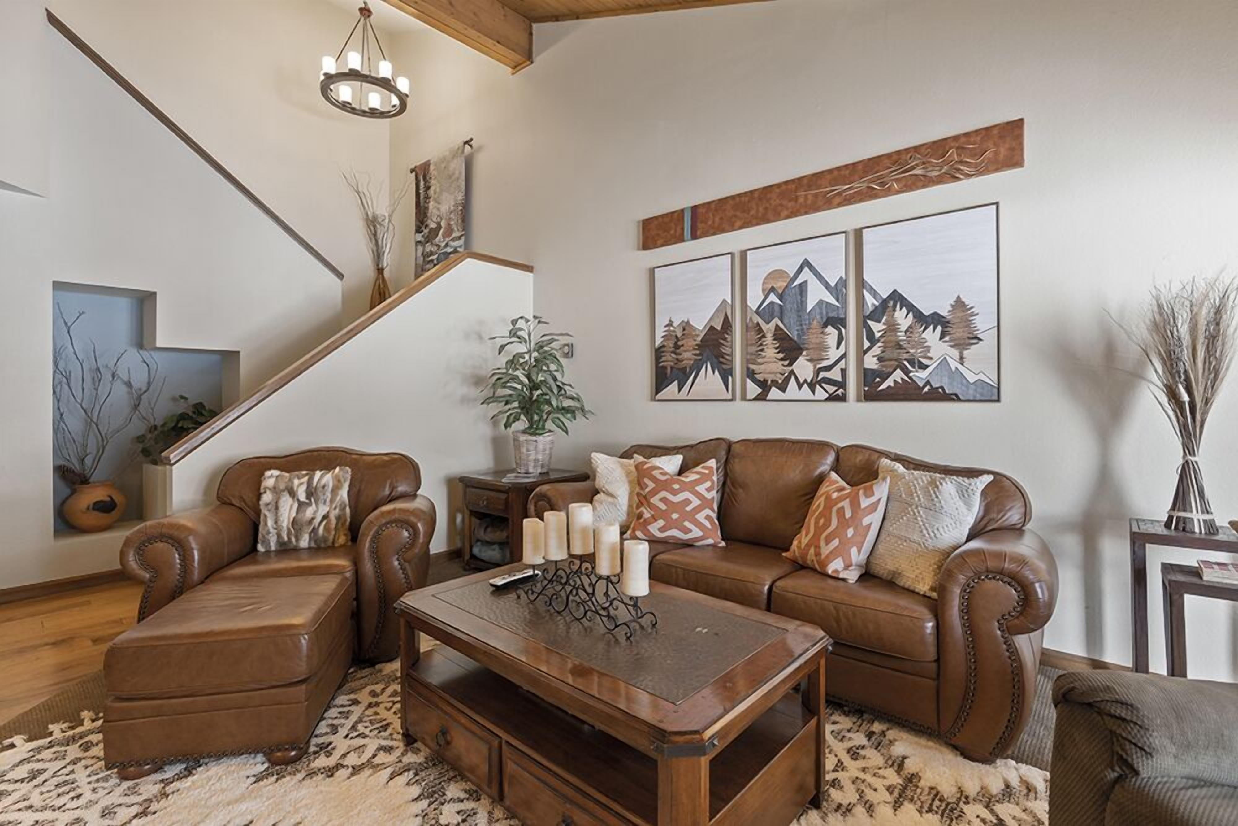 New Listing! Fantastic Townhome, Wood Burning Fireplace, Public Hot Tub, Views, Private Deck.