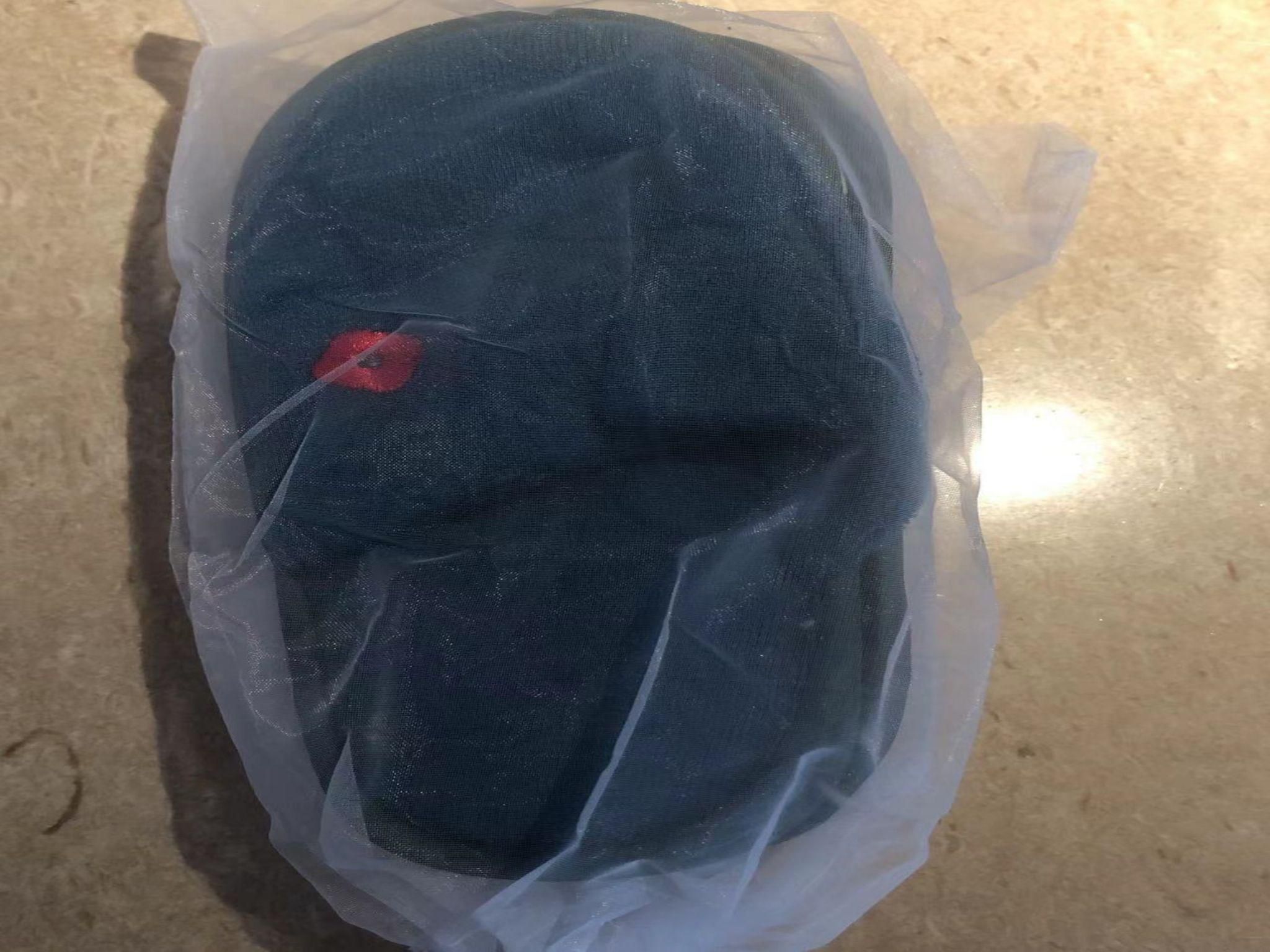 Un objeto envuelto en plástico con una marca roja.