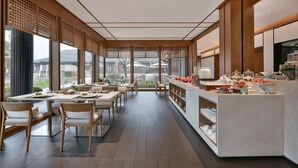 Un comedor moderno con muebles de madera y una barra de buffet.