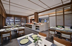 A modern restaurant with wooden furniture, a central counter, and a view of the outdoors. - Blossom Hill Hotel Nanjing Lishui (Nanjing)