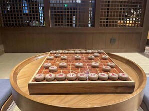 A Go board in a room with tatami flooring and sliding doors. - Blossom Hill Hotel Nanjing Lishui (Nanjing)