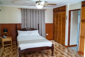 4 bedrooms, iron/ironing board, free WiFi, bed sheets