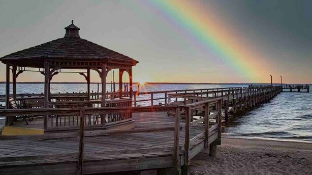 A wooden pier with a gazebo, extending into the water. - Colonial Beach Cottage, 7 minutes walk to beach! (Colonial Beach)