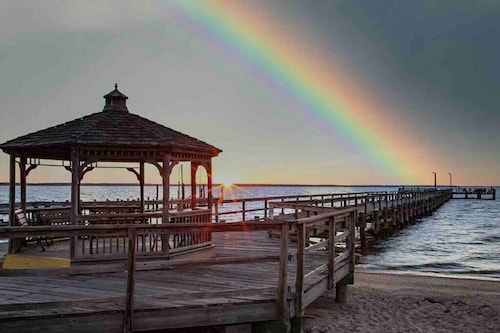 Colonial Beach Cottage, 7 minutes walk to beach!