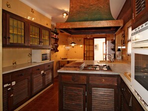 Mikrowelle, Ofen, Geschirrspüler, Esstisch