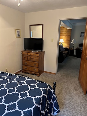 3 bedrooms, iron/ironing board, free WiFi, bed sheets - Newly remodeled offers many amenities with perfect location! (Ironton)