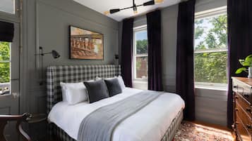 Superior Room, 1 King Bed, Non Smoking, Balcony | 1 bedroom, premium bedding, free WiFi, bed sheets