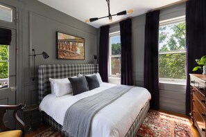 Superior Room, 1 King Bed, Non Smoking, Balcony | 1 bedroom, premium bedding, free WiFi, bed sheets