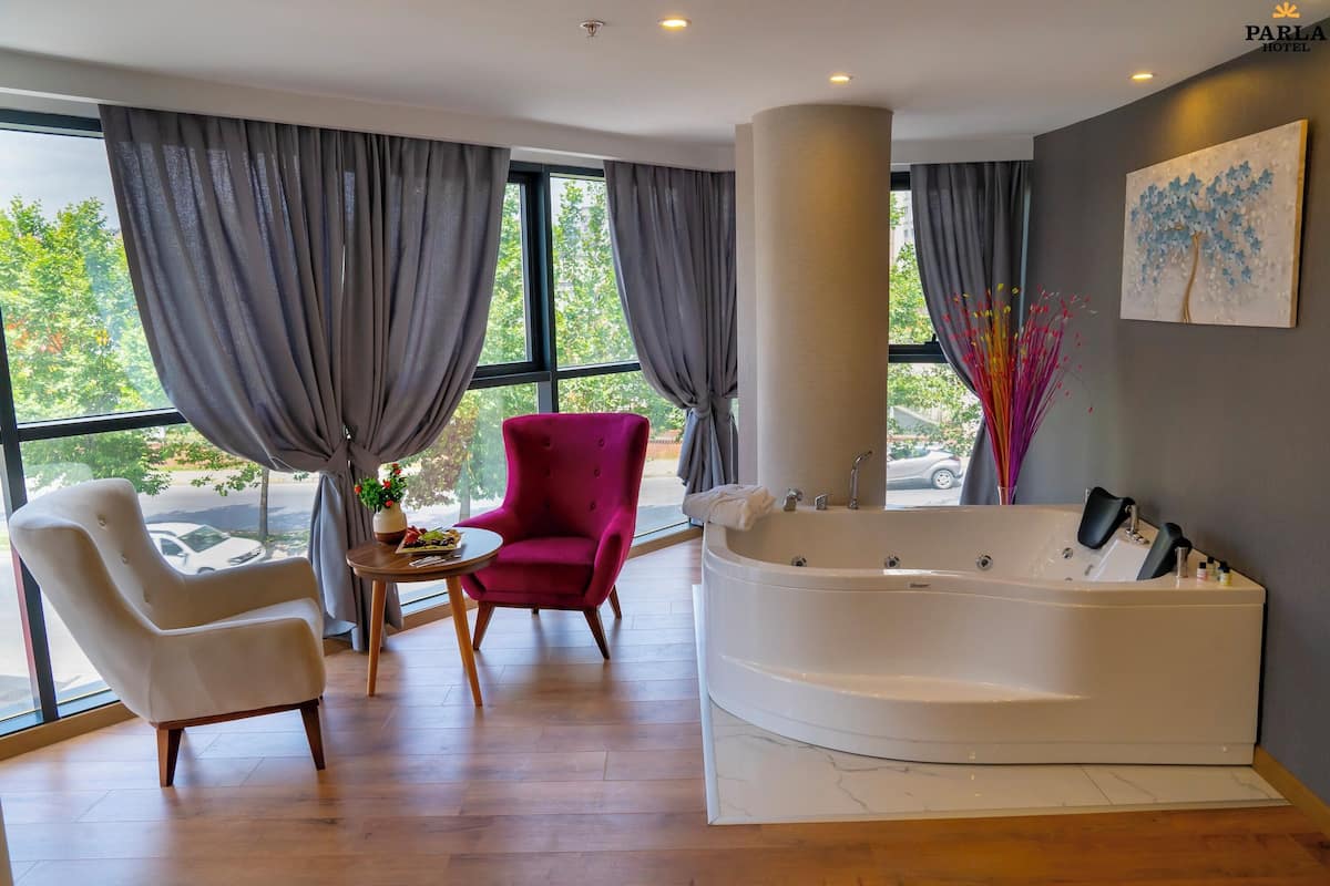 Elite-suite | Premium-sengetøj, dundyner, skrivebord
