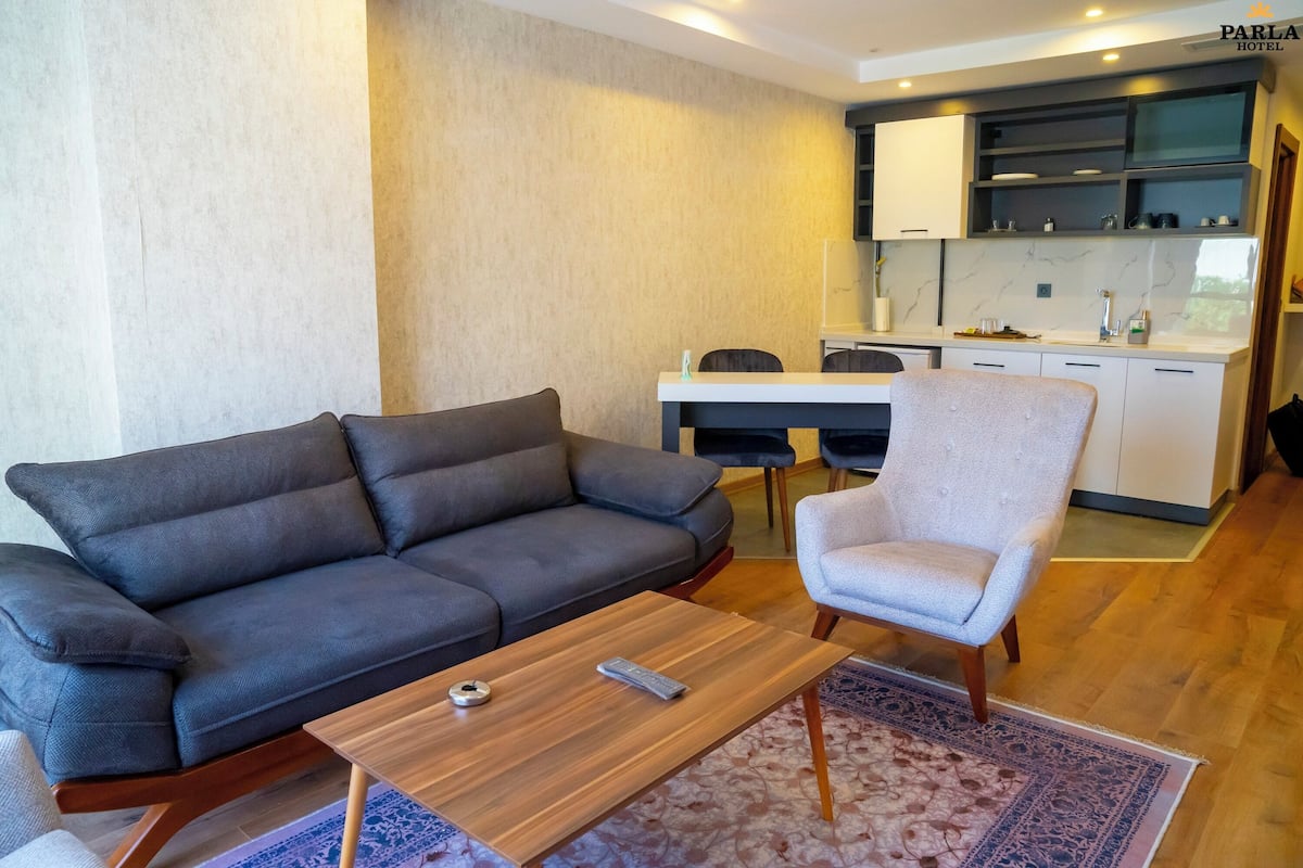 Deluxe-suite | Privat køkken | Minikøleskab, elkedel, køkkentøj/tallerkener/redskaber