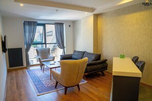 Deluxe Suite | Living area | 40-inch Smart TV with satellite channels, Netflix, first-run movies - Parla Suite Hotel (Istanbul)