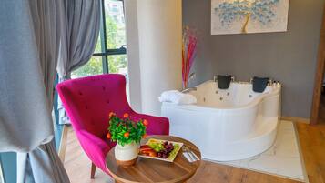 Phòng Suite Elite | Bộ đồ giường cao cấp, chăn bông, bàn