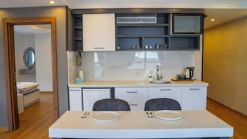 Suite Elite | Cocina privada | Frigorífico pequeño, hervidor eléctrico y utensilios de cocina