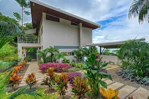 المنطقة المحيطة بالمنشأة