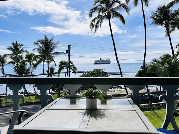 Outdoor dining - OCEAN Front Kona Studio - Spectacular view! (Kailua-Kona)