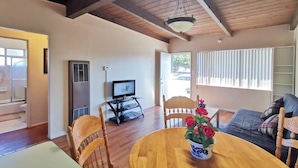 Family Apartment | In-room dining