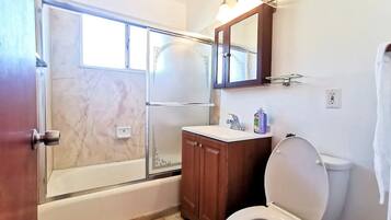 FamiljelÀgenhet | Badrum | Badkar/dusch, handdukar och toalettpapper