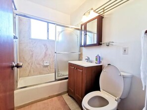 Appartement familial | Salle de bain | Ensemble baignoire-douche, serviettes fournies, papier de toilette