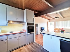 Apartamento familiar | Cocina privada | Frigorífico, microondas, placa de cocina y cafetera o tetera