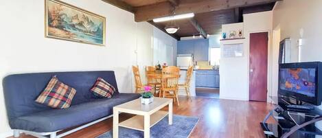 ファミリー アパートメント | リビング エリア | 24 インチのスマートテレビ (衛星放送視聴可)、テレビ