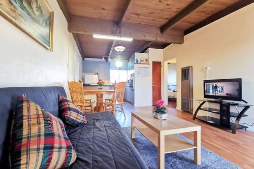 Familienapartment | Wohnbereich | 24-Zoll-Smart-TV mit Satellitenempfang, Fernseher