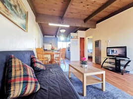 Apartamento familiar | Zona de estar | Smart TV de 24 pulgadas con canales por satélite, una televisión