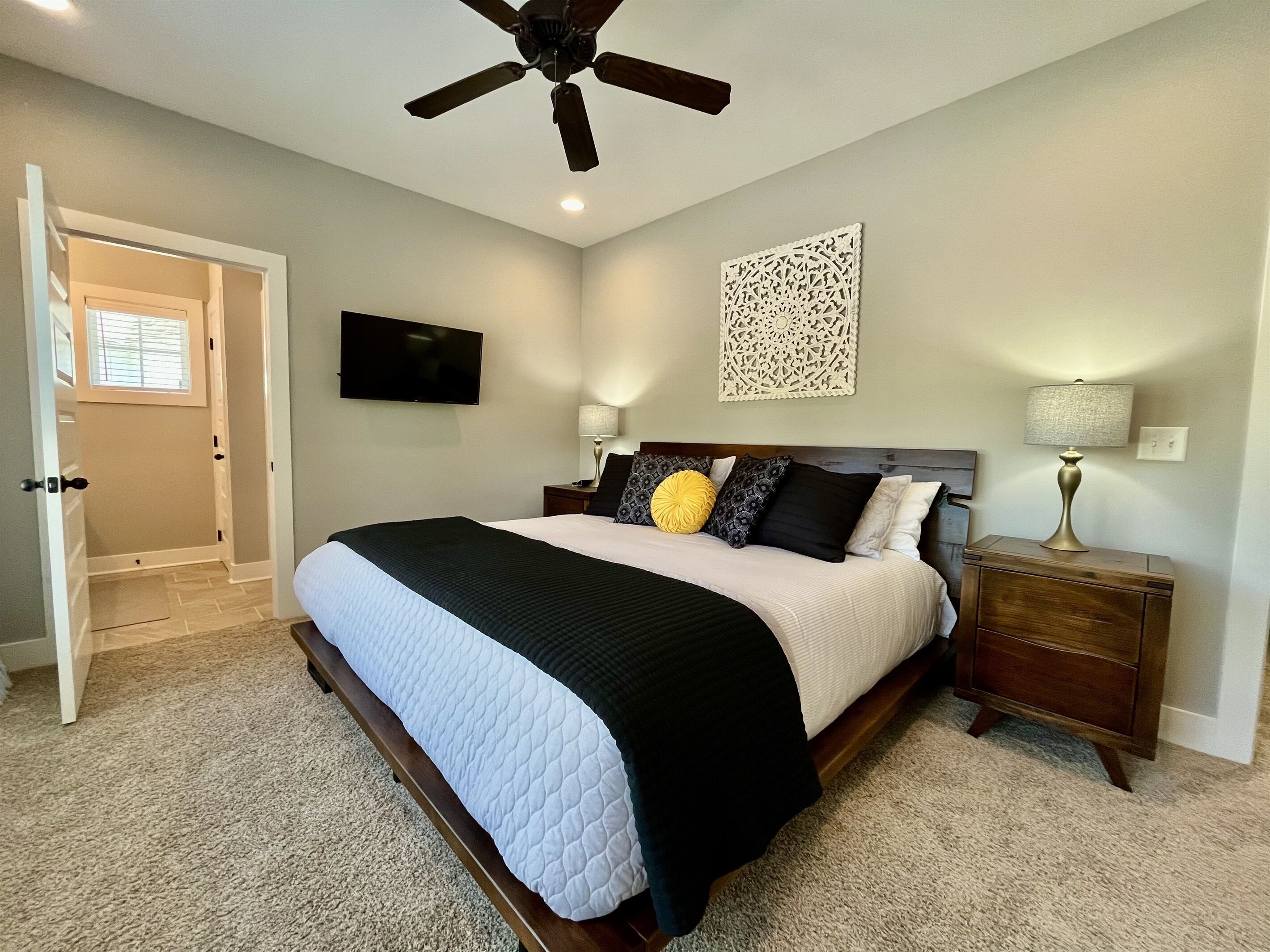 Campus <1 mi | Basketball Arena-Aquatics Center-Stadium 1.5 mi | RTJ-Golf 15 min