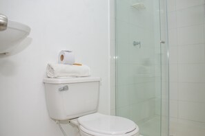 Standard Double Room | Bathroom | Shower, towels - Ayenda Hotel Muleke (Santa Marta)