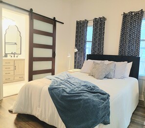 2 bedrooms, desk, iron/ironing board, travel cot - Family Friendly Greater Heights Cottage Newly renovated - Must See (Houston)