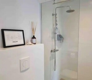 Dusche, Haartrockner, Handtücher, Seife