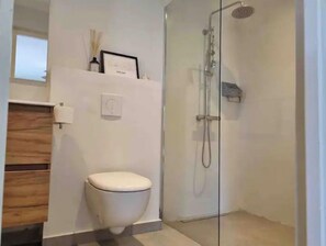 Dusche, Haartrockner, HandtĂŒcher, Seife