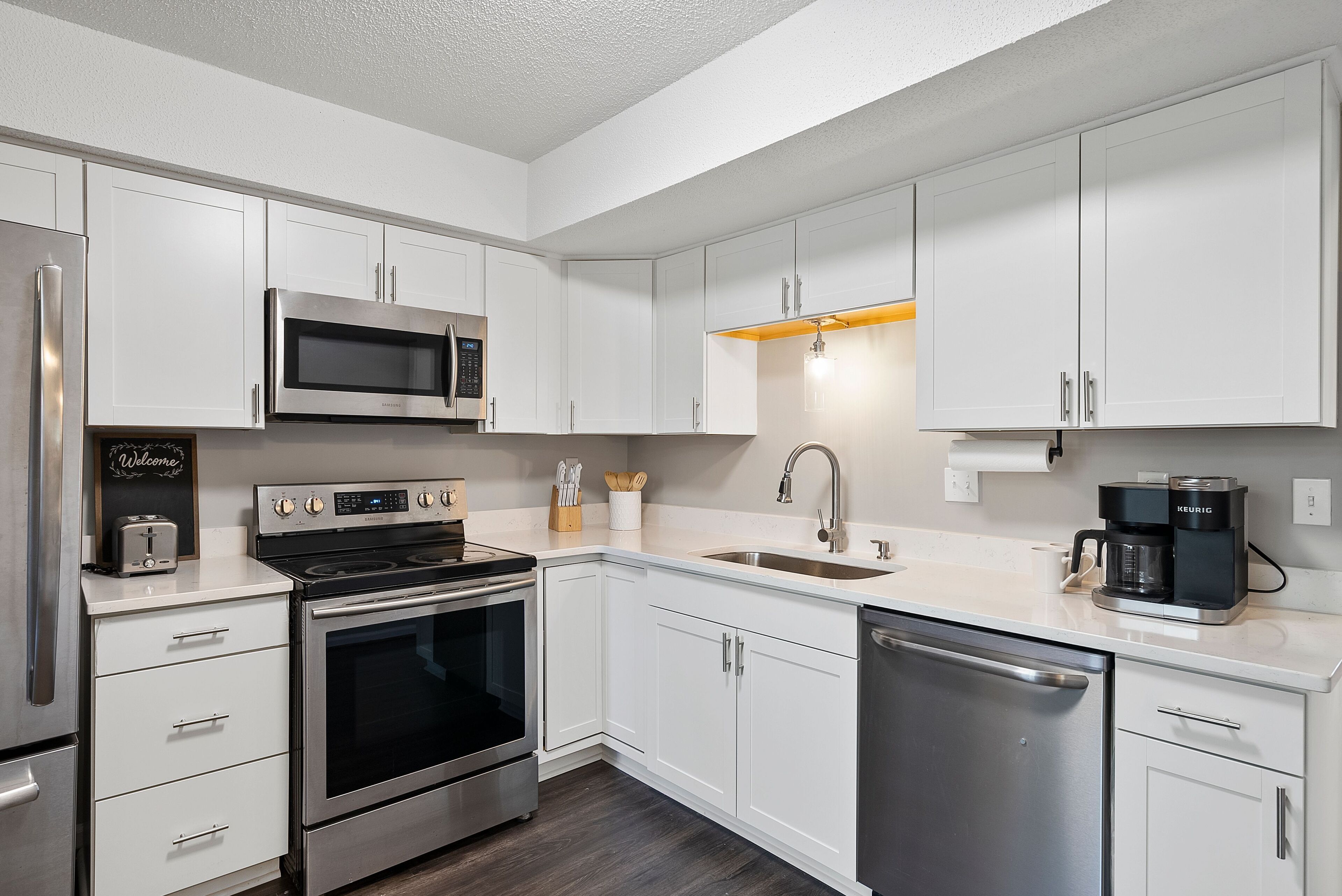 NEW-Stunning "White Pine" House in Cary-9 min Walk