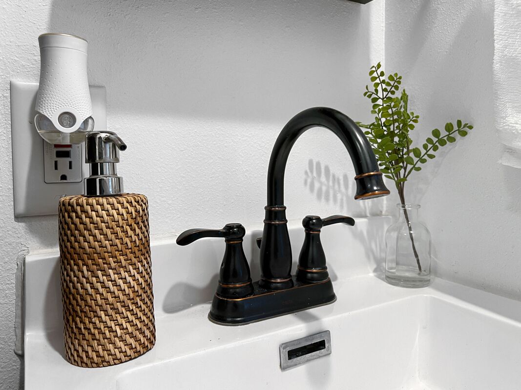 Snowbound Cottage - free wifi, deck, grill, private parking